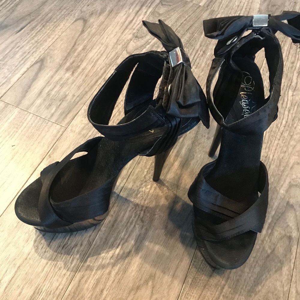 Like New Pleaser Delight Heels
